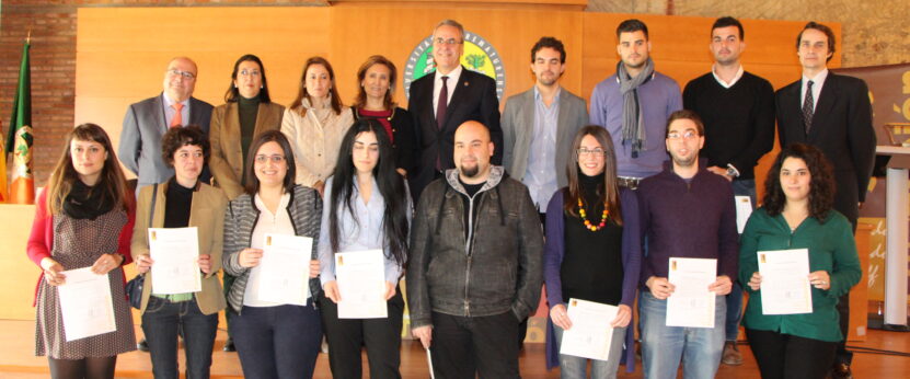 Doce estudiantes de la UEx reciben la acreditación de becarios de la Fundación Valhondo Calaff