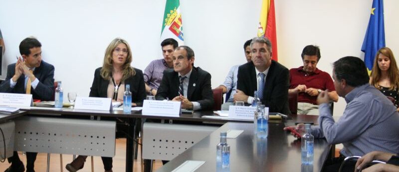 La vicepresidenta del Gobierno de Extremadura visita la Escuela Politécnica