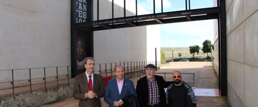 Filosofía y Letras ilustra su plaza con motivos cervantinos