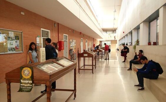 El CUM acoge la exposición: “Tesoros bibliográficos: libros curiosos y sorprendentes en la biblioteca universitaria”