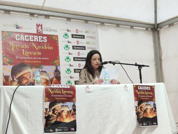 Estudiantes De La UEx Y Autoridades En La Lectura De Microrrelatos UEx Navidad Literaria