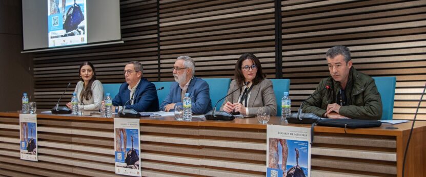 Mesa inaugural del el Workshop Internacional “Lugares de Memoria y regeneración democrática” formada por el subdelegado del Gobierno, José Antonio García Muñoz, la vicerrectora de Estudiantes, Empleo y Movilidad de la UEx, Alicia González Pérez, el primer teniente de alcalde del Ayuntamiento de Cáceres, Emilio Borrega Romero y el diputado de la Diputación Provincial de Cáceres, Tomás Sánchez Campo