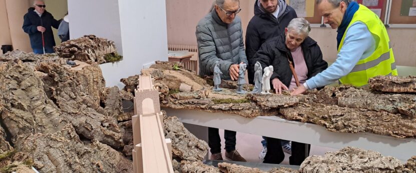 Visita Afiliados De La ONCE Al Belén Inclusivo Instalado En La Escuela Politécnica De Cáceres