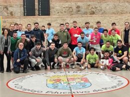 Foto de familia autoridades, organizadores y participantes del torneo de fútbol sala de Plasencia