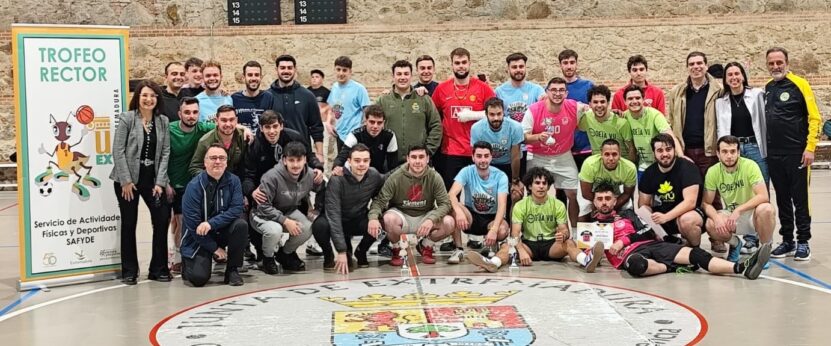 Foto de familia autoridades, organizadores y participantes del torneo de fútbol sala de Plasencia