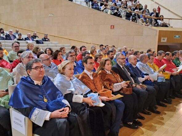 Equipo rectoral, decanos y directores y comitiva en Santo Tomás de Aquino 2025