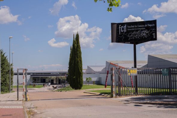 Entrada de la Facultad de Ciencias del Deporte del campus de Cáceres de la Universidad de Extremadura