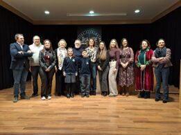 Foto De Familia Premios Del Certamen De Mircrorrelatos Navidad Literaria De ACAC En Cáceres