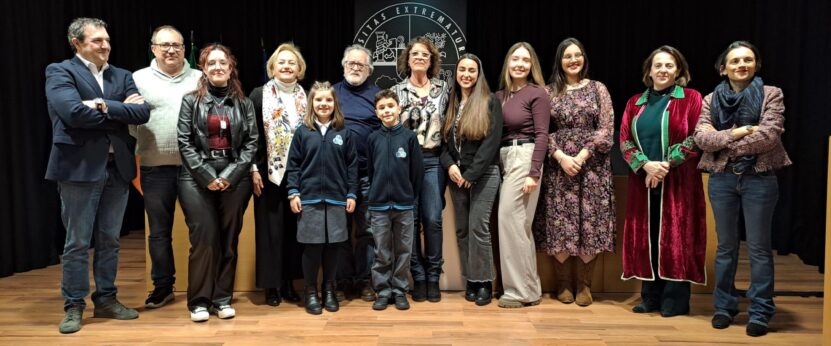 Foto De Familia Premios Del Certamen De Mircrorrelatos Navidad Literaria De ACAC En Cáceres