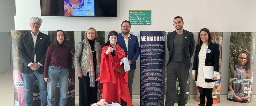 Foto institucional del Día Mundial contra la Mutilación Genital Femenina en la Facultad de Enfermería y Terapia Ocupacional de la Universidad de Extremadura