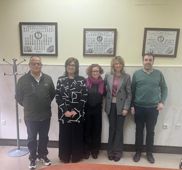 Mesa de los esponsables de la UEx reciben a los estudiantes de la Universidad de Educación de Chongquing (UEC) en su visita a la Escuela de Ingenierías Agrarias de la Universidad de Extremadura