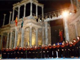 El Coro de la Universidad de Extremadura conmemora su 50 aniversario