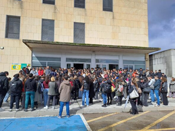 Minuto De Silencio En Memorira De Belén Cortés En Las Puertas De La Facultad De Formación Del Profesorado