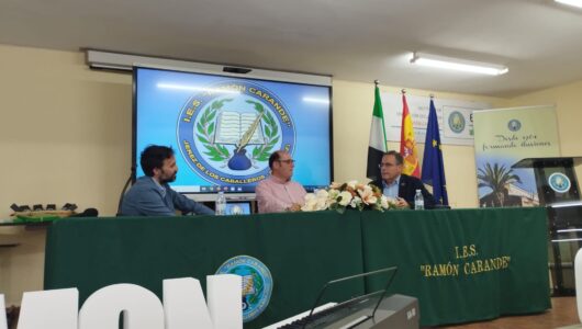 La Universidad de Extremadura, premiada por su compromiso educativo en el 60 aniversario del IES ...