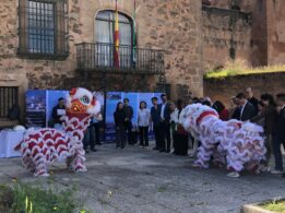 Bienvenida En La Exposición Ubicada En El Patio Del Palacio De La Generala