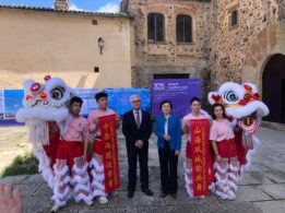 Estudiantes Chinos Y De La Facultad De Ciencias Del Deporte De La UEx Realizan La Danza Del Dragón
