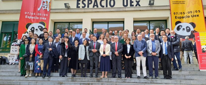 Foto De Grupo De La Inauguración Del Instituto Panda Y La I Semana Cultural China