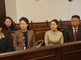 Integrantes De La Delegación China En El Rectorado De Cáceres