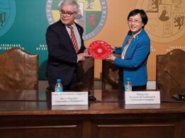 Obsequio De La Secretaria Del Comité Del Partido De La Universidad De Educación De Chongqing Al Rector De La UEx