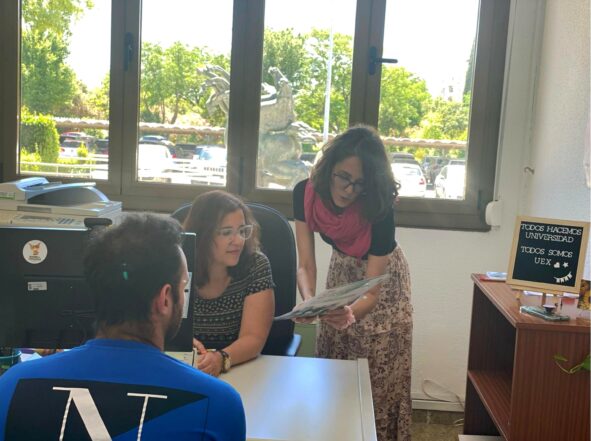 Trabajadoras Del SIAA Atendiendo A Un Estudiante