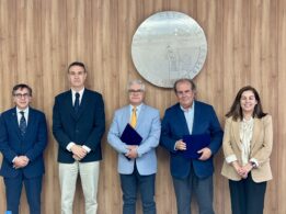 La Universidad de Extremadura y Caja Rural de Extremadura sellan una alianza para impulsar el tal...