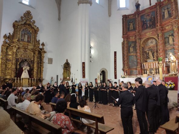 Coro Ziryab en el concierto inaugural de los los XXVI Cursos de Verano en la Iglesia de Santo Domingo de Cáceres