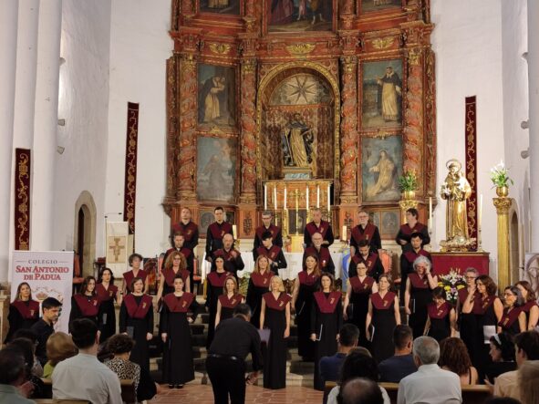 Coro de la UEx en el concierto inaugural de los los XXVI Cursos de Verano en la Iglesia de Santo Domingo de Cáceres