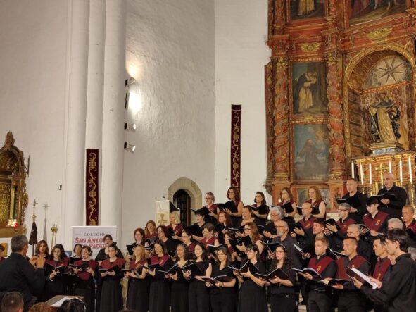 Coro De La UEx Y Ziryab en el concierto inaugural de los los XXVI Cursos de Verano en la Iglesia de Santo Domingo de Cáceres