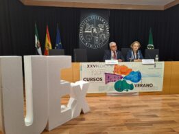 El Rector De La UEx, Pedro Fernández Salguero, Y La Vicerrectora De Extensión Universitaria, Teresa Terrón, Presentan Los XXVI Cursos Internacionales De Verano Otoño De La Universidad De Extremadura