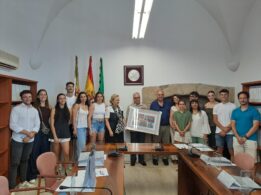 Foto De Familia En La Recepción De Los Medallistas Y Equipo Técnico De Los CEU 2025 Junto Al Cuadro Que Le Han Regalado Al Rector Los Estudiantes