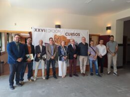 Foto Grupal En La Presentación De Los XXVI Cursos Internacionales De VeranoOtoño
