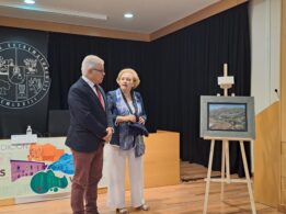 La Vicerrectora Teresa Terrón Muestra El Cuadro De Simón Pasini