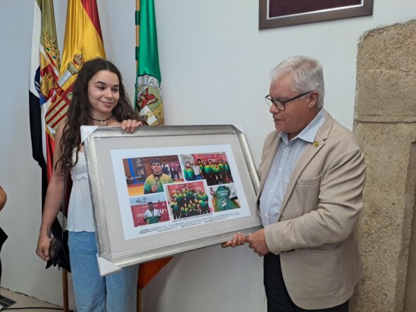 Los Medallistas De Los CEU 2025 Entregan Un Cuadro Al Rector Con Fotos De Los Campeonatos