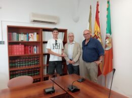 Uno De Los Estudiantes Medallistas Recibe La Distinción En Junio De 2025