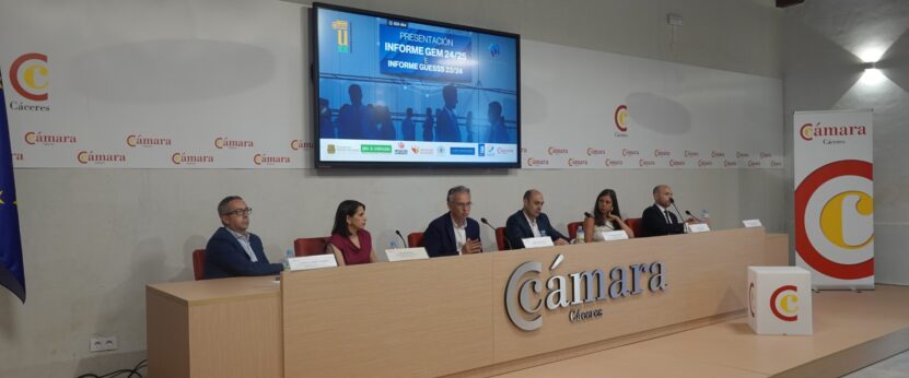 Mesa Presidencial De La Presentación Del Informe GEM 2024 2025 en la Cámara de Comercio de Cáceres
