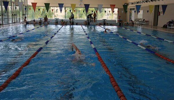 Natación en la piscina climatizada de la Facultad de Ciencias del Deporte de Cáceres