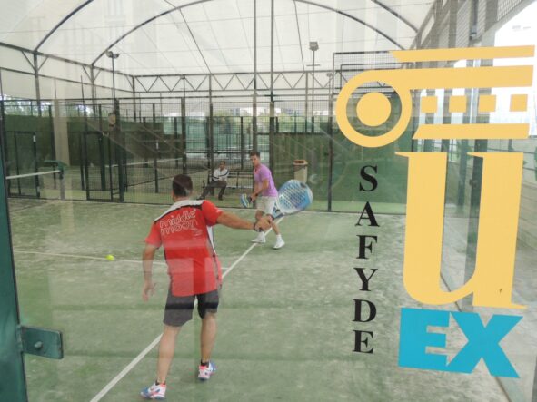 Práctica de pádel en las instalaciones del SAFYDE de la Universidad de Extremadura