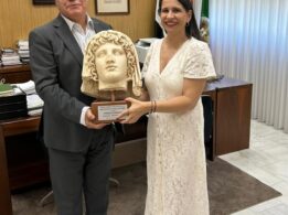 Rocío Blas entrega al Rector de la UEx, Pedro Fernández el Premio Internacional Genio Protector de la Colonia Augusta Emérita