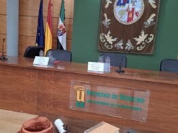 Atributos Para El Nombramiento Y Distinción De Doctor Honoris Causa, Título, Birrete Laureado, Libro De La Ciencia Y La Sabiduría, Anillo Y Guantes Blancos