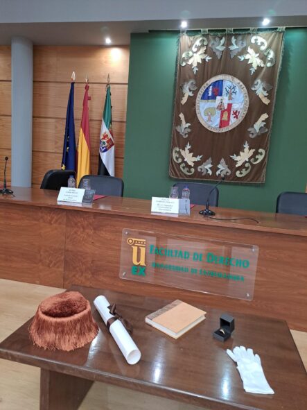 Atributos Para El Nombramiento Y Distinción De Doctor Honoris Causa, Título, Birrete Laureado, Libro De La Ciencia Y La Sabiduría, Anillo Y Guantes Blancos