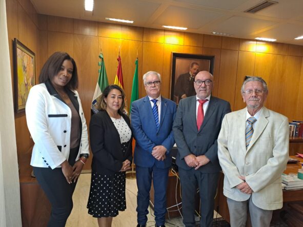 Delegación De La Agencia De Medio Ambiente De Cuba Junto Al Rector Y A Julián Mora Aliseda