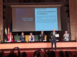 Distinción A Antonio Gordillo en el acto inaugural del 50 aniversario de la Escuela Politécnica
