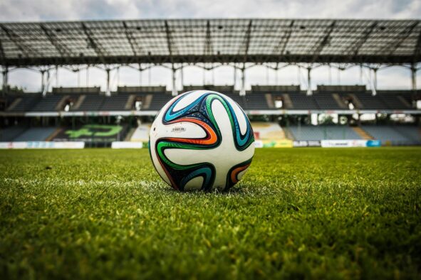 Balón sobre el céspede de un campo de fútbol