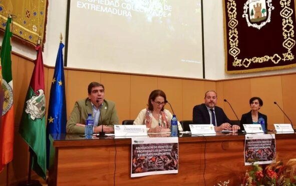 Mesa inaugural del acto de constitución de la Asociación de Montes de Propiedad Colectiva de Extremadura (MONTEX)