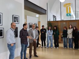 2- Inauguración 1: el director del festival (Pepe Calero –izquierda-), el Decano de la Facultad (Daniel Martín –centro-), el profesor del curso y comisario de la exposición (Javier Trabadela –derecha-) y público asistente