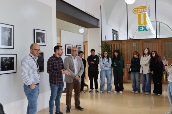 2- Inauguración 1: el director del festival (Pepe Calero –izquierda-), el Decano de la Facultad (Daniel Martín –centro-), el profesor del curso y comisario de la exposición (Javier Trabadela –derecha-) y público asistente
