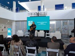 Actuación De Migueli Marín, Coach Y Musicoterapeuta, En La Presentación Del Mes Del Empleo