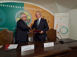 Pedro Fernández Salguero y Albert Triola en la firma del convenio entre la UEx y Oracle en el Rectorado de Cáceres