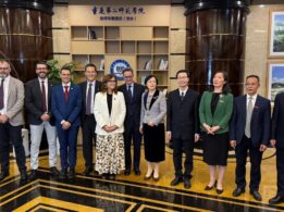 Foto De Grupo De Autoridades De La UEx, UEC Y El Cónsul De España