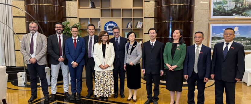 Foto De Grupo De Autoridades De La UEx, UEC Y El Cónsul De España